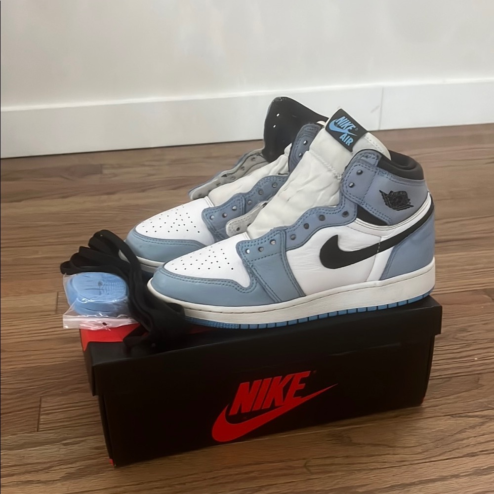 Air Jordan 1 Retro High OG GS University Blue size 6Y